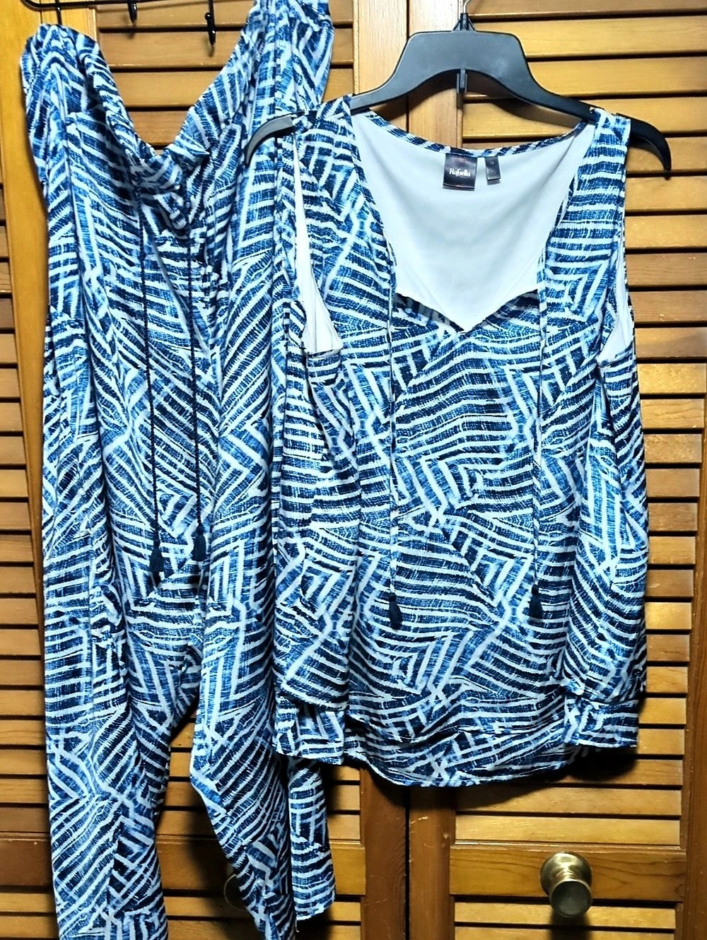 Rafaella comfort Geometric Blue & White Blouse Size 1X Like New Pants 16W